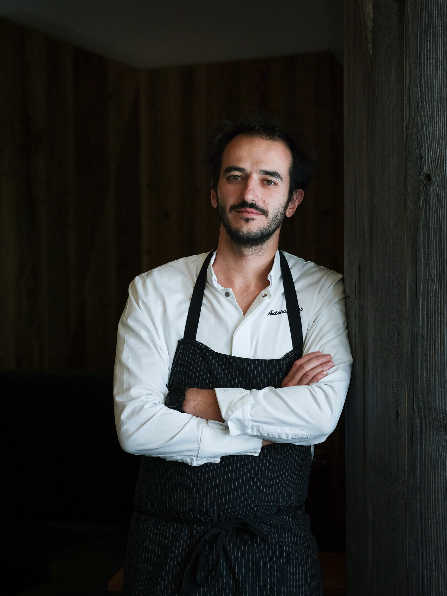 Portrait du chef étoilé Antoine Gras, chef du restaurant des Barmes de l'Ours dans le Val d'Isère